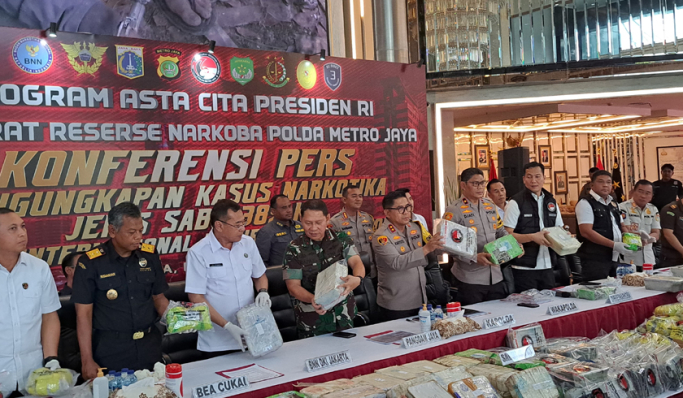 Kapolda Metro Jaya, Irjen Pol Karyoto saat konferensi pers pengungkapan peredaran narkoba jenis sabu. (Foto: PMJ News/Fajar)