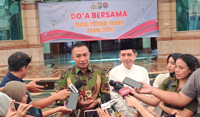 Paslon Pilkada Jakarta, Dharma Pongrekun dan Kun Wardhana menghadiri acara Doa Bersama di Polda Metro Jaya. (Foto: PMJ News/Fajar)