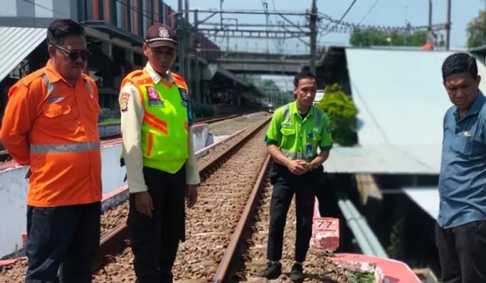 Petugas keamanan stasiun tengah menunjukan lokasi kejadian kecelakaan. (Foto: PMJ News/Instagram @tangsel.info)