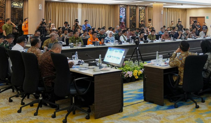 Menko Pembangunan Manusia dan Kebudayaan, Pratikno memimpin rapat persiapan Natal dan Tahun Baru. (Foto: PMJ News/Divhumas)
