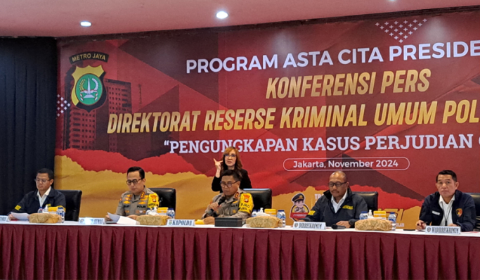Kapolda Metro Jaya, Irjen Pol Karyoto saat konferensi pers pengungkapan kasus judi online. (Foto: PMJ News/Fajar)