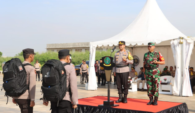 Kapolres Kombes Pol Arya Perdana memimpin apel pergeseran pasukan Pengamanan Tempat Pemungutan Suara Pilkada. (Foto: PMJ News)