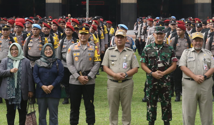 Polres Metro Jakarta Barat bersama dengan 3 Pilar menggelar apel gelar pasukan pengamanan Pilkada Jakarta 2024. (Foto: PMJ News)