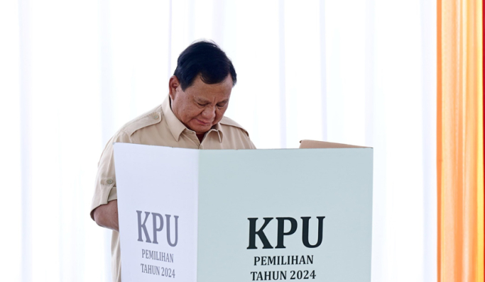 Presiden Prabowo Subianto menggunakan hak pilihnya di TPS 08 Bojongkoneng, Bogor. (Foto: PMJ News/X.com)