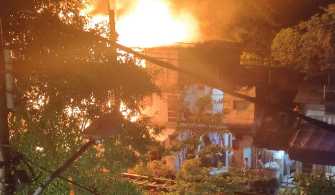 Kebakaran rumah melanda permukiman padat penduduk di kawasan Petamburan, Tanah Abang. (Foto: PMJ News/X.com)