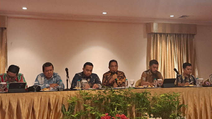Kuasa hukum Firli Bahuri, Ian Iskandar saat konferensi pers. (Foto: PMJ News/Fajar)