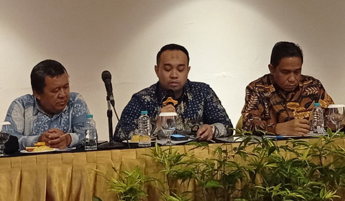 Kuasa hukum Firli Bahuri, Ian Iskandar saat konferensi pers. (Foto: PMJ News/Fajar)