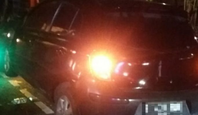 Seunit mobil yang menabrak pohon di traffic light Pakubuwono, Jakarta Selatan. (Foto: PMJ News/TMC Polda Metro Jaya)
