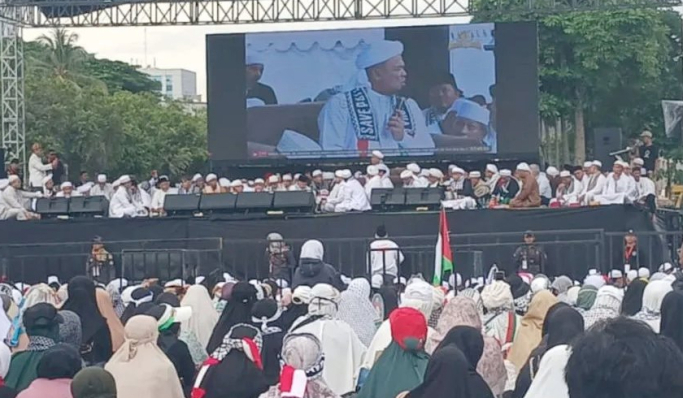 Habib Rizieq Shihab saat memberikan orasi dalam acara Reuni Akbar 212 di kawasan Monas. (Foto: PMJ News/X.com)