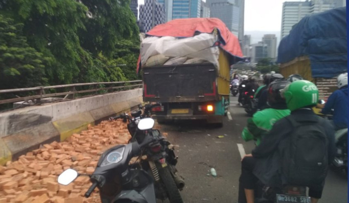 Kecelakaan truk penganggut batu bata terjadi di Jalan Gatot Subroto, Jakarta Selatan. (Foto: PMJ News/TMC Polda Metro Jaya)