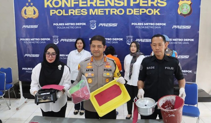 Polres Metro Depok mengamankan seorang pengasuh yang menyiramkan air panas ke bayi. (Foto: PMJ News/Istimewa)