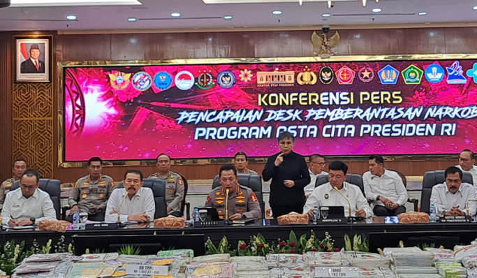 Kapolri Jenderal Listyo Sigit Prabowo saat konferensi pers terkait capaian desk pemberantasan narkoba bersama kementerian dan lembaga terkait. (Foto: PMJ News/Fajar)