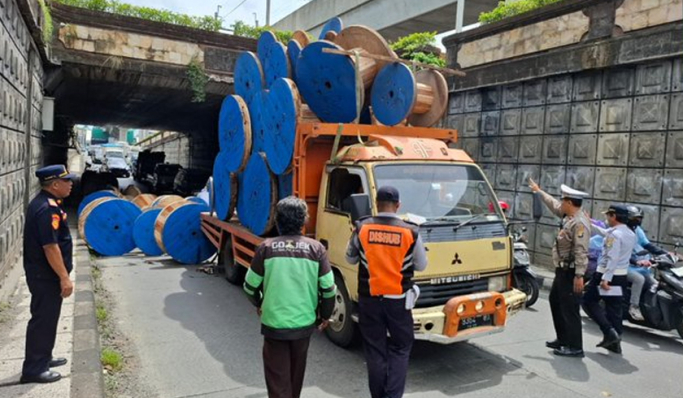 Seunit truk yang membawa gulungan kabel tersangkut di underpass Pasar Jumat, Ciputat, Tangerang Selatan. (Foto: PMJ News/TMC Polda Metro Jaya)