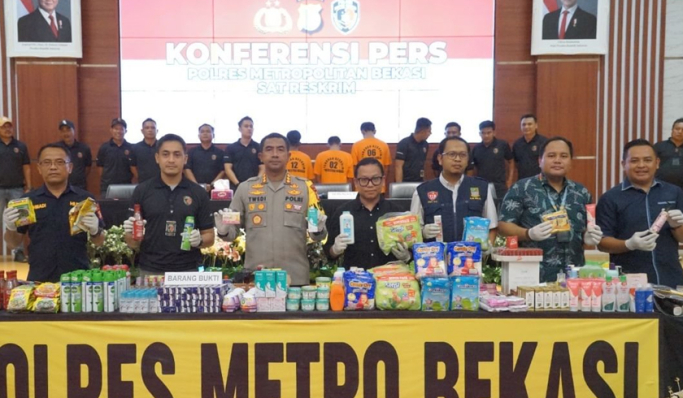 Polres Metro Bekasi menggelar rilis pengungkapan penjualan barang kedaluarsa. (Foto: PMJ News)