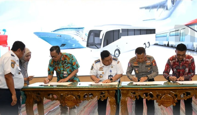 Kakorlantas Polri, Irjen Pol Aan Suhanan menandatangani SKB pengaturan lalu lintas jalan serta penyeberangan selama masa angkutan Natal dan Tahun Baru. (Foto: PMJ News)