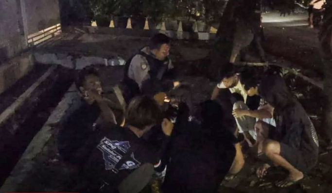 TPPP Polres Metro Jakarta Selatan membubarkan kelompok pemuda yang diduga akan melakukan balap liar. (Foto: PMJ News/Instagram @polisijaksel)