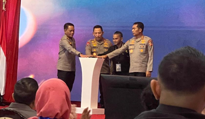 Kapolri Jenderal Listyo Sigit Prabowo meresmikan peluncuran dua buku yang dibuat oleh Satgassus Pencegahan Korupsi. (Foto: PMJ News)