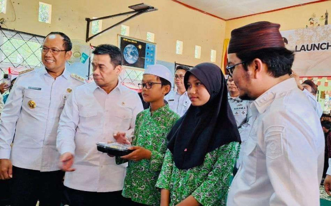 Wamendes PDTT Ahmad Riza Patria melakukan peninjauan sekaligus penyerahan simbolis makan siang gratis . (PMJ/Ist).