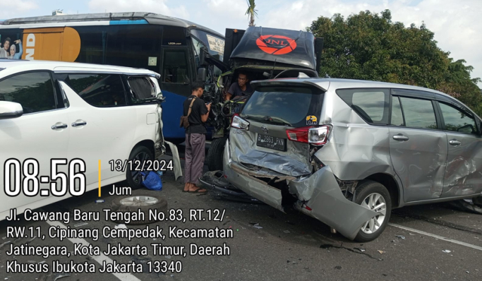 Kecelakaan beruntun yang melibatkan sejumlah kendaraan terjadi di Tol Dalam Kota Jakarta. (Foto: PMJ News/TMC Polda Metro Jaya)