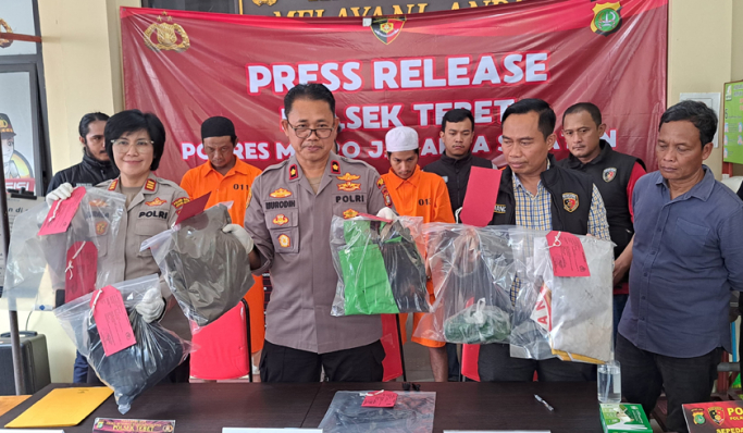 Polsek Tebet menggelar rilis pengungkapan kasus penganiaayaan pedagang. (Foto: PMJ News/Fajar)