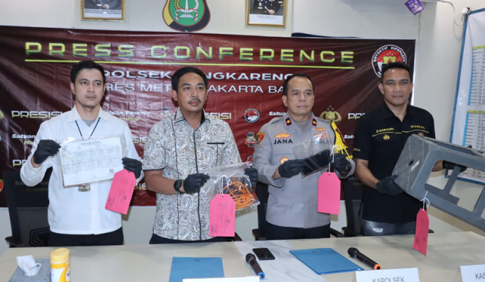 Polsek Cengkareng menggelar rilis pengungkapan kasus temuan jasad pasutri. (Foto: PMJ News/Fajar)