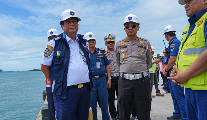 Wamenhub Suntana dan Kakorlantas Polri Irjen Pol Aan Suhanan meninjau Pelabuhan Bakauheni jelang libur Natal dan Tahun Baru. (Foto: PMJ News)