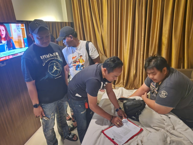 George Sugama Halim alias GSH dijemput paksa polisi di sebuah hotel di Sukabumi. (Foto: PMJ/Ist).