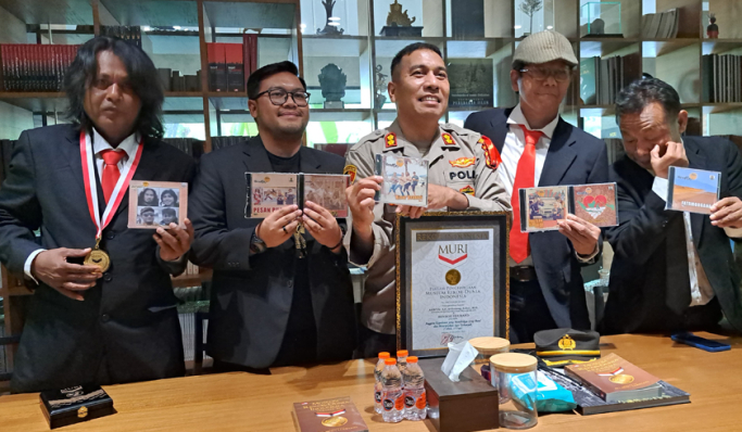 Kapolsek Metro Kebayoran Baru AKBP Aritonang juga ingin mengedukasi masyarakat melalui lagu Bendgo Eduband. (Foto: PMJ News/Fajar)