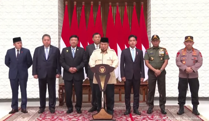 Presiden Prabowo Subianto saat konferensi pers di Pangkalan TNI AU, Bandara Halim Perdanakusuma, Jakarta. (Foto: PMJ News/YouTube Setpres)