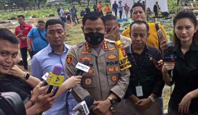 Polres Metro Jakarta Pusat melakukan proses ekshumasi terhadap jasad bayi yang diduga tertukar di Rumah Sakit. (Foto: PMJ News)