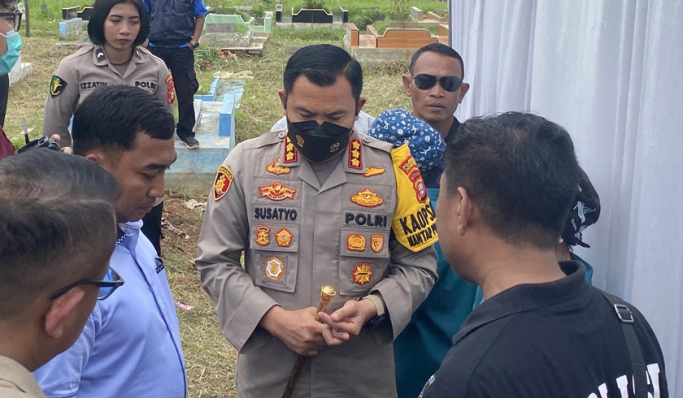 Kapolres Metro Jakarta Pusat, Kombes Pol Susatyo Purnomo Condro di TPU Semper saat proses ekshumasi bayi tertukar. (Foto: PMJ News)