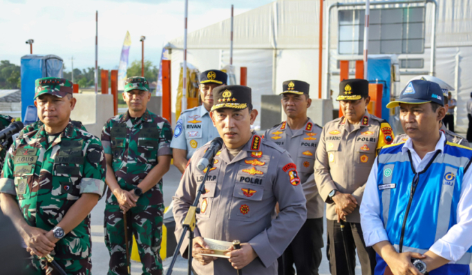 Kapolri Jenderal Listyo Sigit Prabowo bersama Panglima TNI saat meninjau Gerbang Tol Prambanan, Jawa Tengah. (Foto: PMJ News)