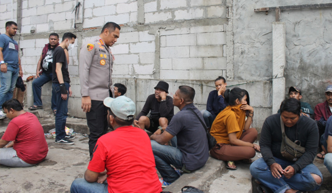 Polres Metro Jakarta Barat menggerebek di Kampung Boncos, Palmerah. (Foto: PMJ News)