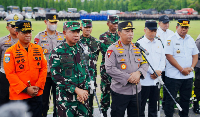 Kapolri Jenderal Listyo Sigit Prabowo memimpin apel gelar pasukan Operasi Lilin 2024. (Foto: PMJ News)