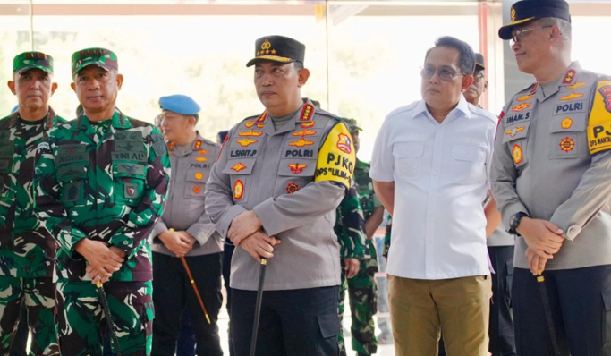 Kapolri Jenderal Listyo Sigit Prabowo saat meninjau persiapan Operasi Lilin 2024. (Foto: PMJ News)
