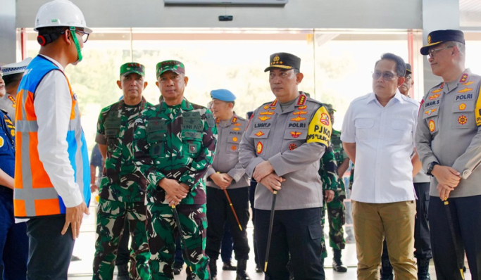 Kapolri Jenderal Listyo Sigit Prabowo saat meninjau persiapan Operasi Lilin 2024. (Foto: PMJ News)