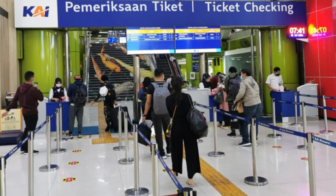 Pemesanan tiket kereta api jarak jauh di Stasiun Gambir. (Foto: Dok PMJ News)