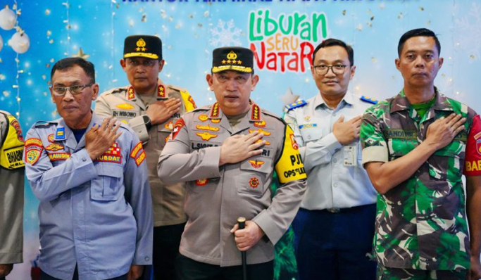 Kapolri Jenderal Listyo Sigit Prabowo saat meninjau dan melakukan pengecekan ramp check di Terminal Tirtonadi, Solo. (Foto: PMJ News)