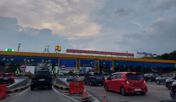 Arus mudik memasuki GT Kalikangkung. (Foto: PMJ News/Gtg)