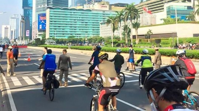 Jalan MH Thamrin yang akan menjadi salah satu lokasi CFD di Jakarta dipenuhi warga yang berolahraga. (Foto: PMJ News/Pemprov DKI)