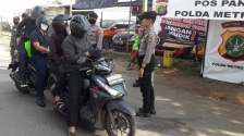 Polisi lakukan penyekatan secara ketat. (Foto : Dok PMJ). 